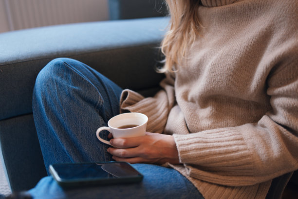 特写：手持咖啡杯的放松的女人 - 库存照片图片下载