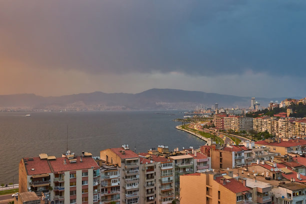 伊兹密尔夜景全景，海岸线和海湾，来自电梯塔的照片图片下载