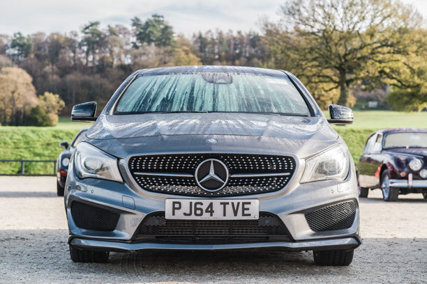 一辆灰色的梅赛德斯-奔驰CLA在切斯特汽车拍卖会上展出图片下载