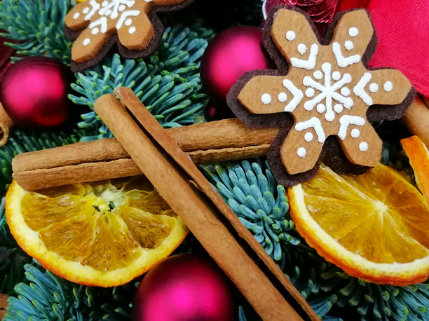 质朴的圣诞装饰，细节处有姜饼和香料的库存照片图片下载