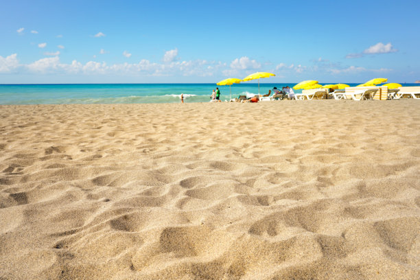 一张明亮、美丽的照片，适合以海上夏日假期为主题的创意项目。图片下载