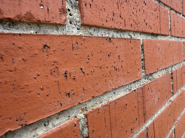 带有砂浆接缝的详细红砖墙纹理，复古砖石背景图片下载