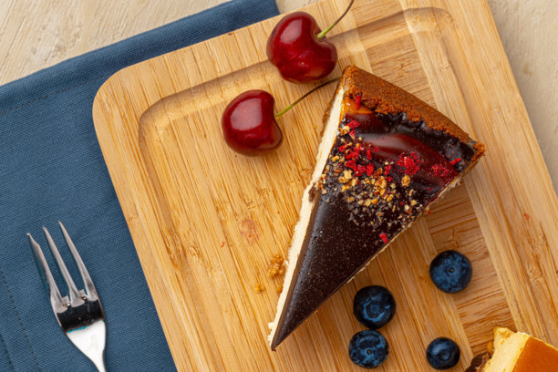 香草芝士蛋糕，顶部有巧克力和浆果图片下载