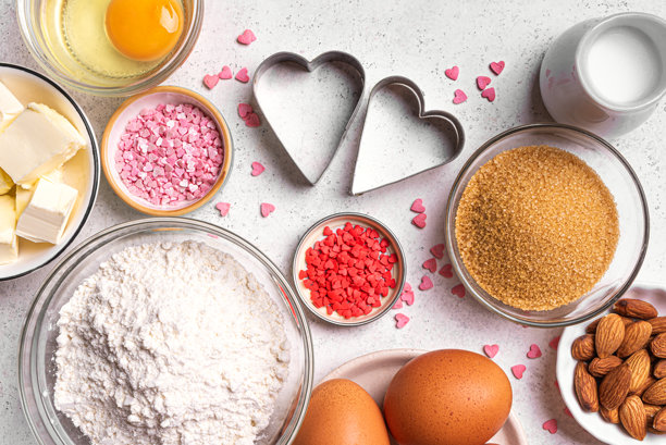 情人节烘焙背景，配心形饼干模具图片下载