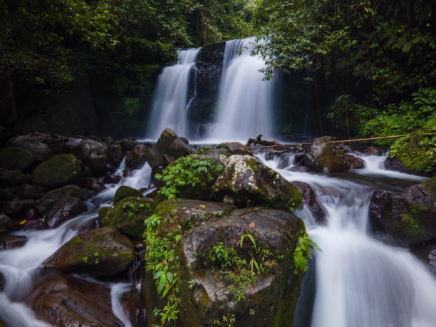 印度尼西亚爪哇岛丛林中巴图尔瀑布的航拍长曝光照片图片下载
