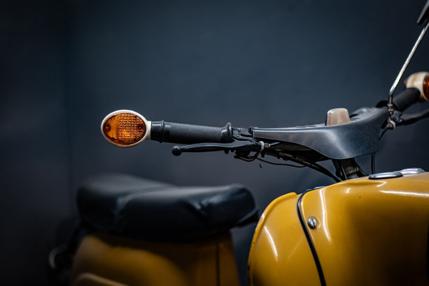 复古摩托车靠墙而立图片下载