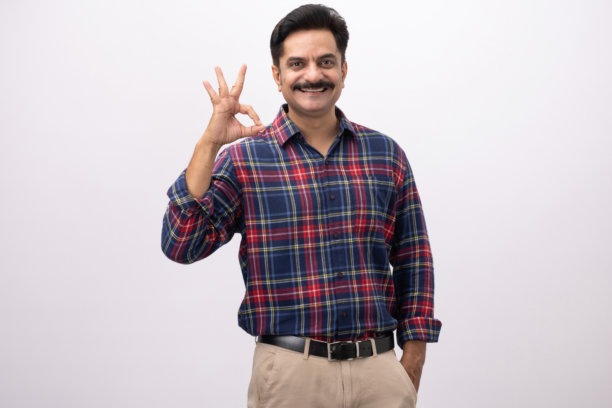 英俊的中年男性身穿格子衬衫，白色背景下的素材照片图片下载