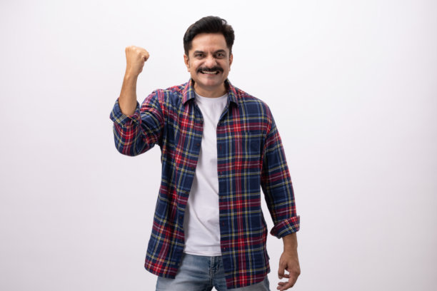 帅气的成年男性身穿格子衬衫，纯白背景下的照片图片下载