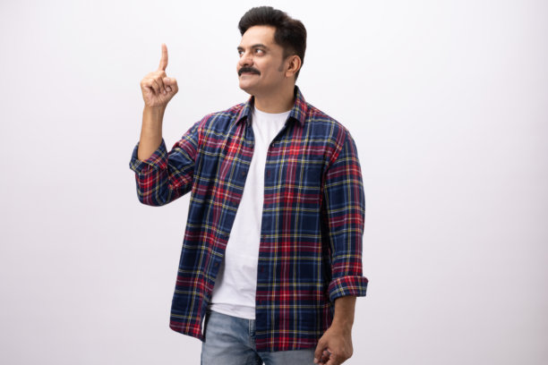 英俊的中年男子身穿格子衬衫，在白色背景下拍摄的素材照片图片下载