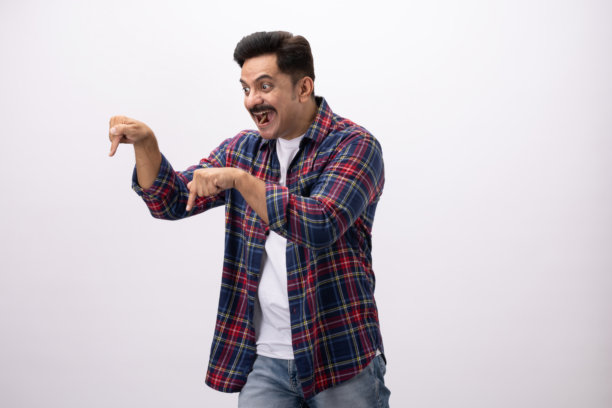 英俊的中年男子身穿格子衬衫，白色背景下的照片素材图片下载