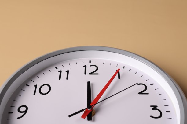 墙壁时钟特写。时间与工作时间对生活至关重要，闹钟停止。彩色背景照片图片下载