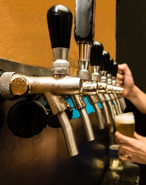啤酒龙头，酒保正在倒生啤图片下载