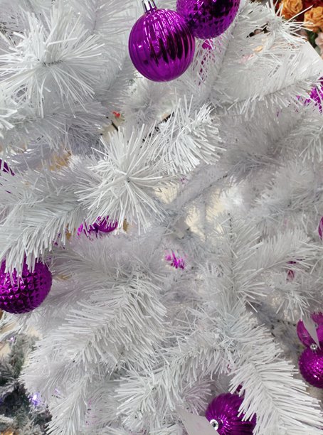 白色圣诞树配玻璃球。常绿云杉枝条照片背景。冷杉背景表面壁纸，用于网页设计。人造松针图片下载