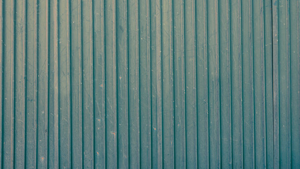 垂直风化的绿色波纹金属纹理，用于复古工业背景和老式壁纸图片下载