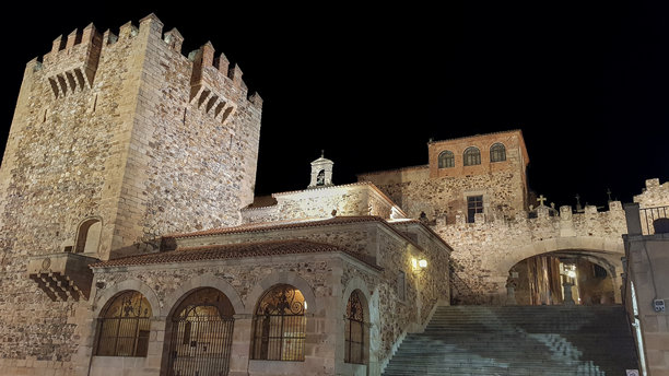 西班牙卡塞雷斯老城，布哈科塔和星辰门的美丽夜景照片图片下载