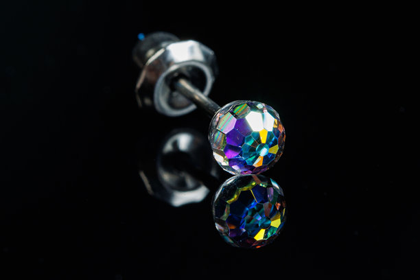 带有宝石的银耳环特写照片，背景为黑色孤立图片下载