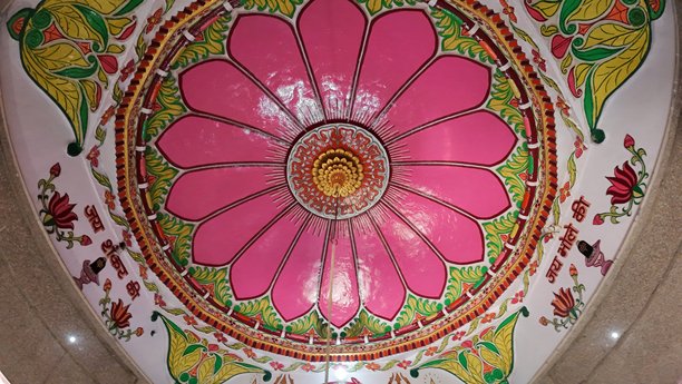 精美手绘寺庙天花板，描绘对称的莲花图案，细节丰富，充满文化气息图片下载