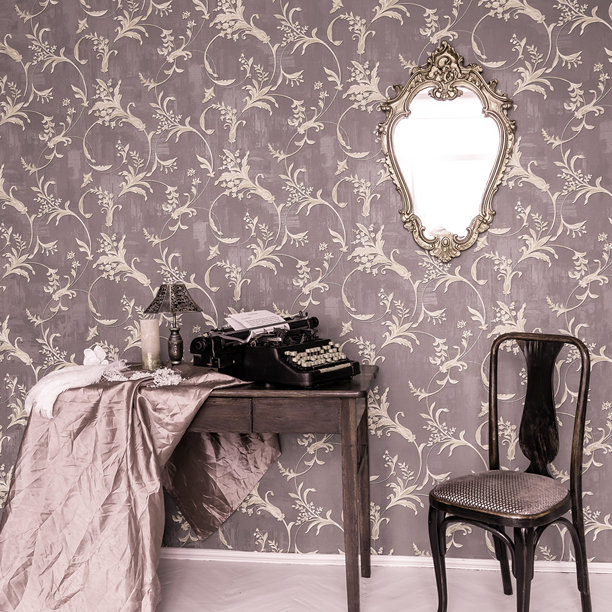 复古风格的老式打字机摆放在复古桌子上。室内装饰带有老式家具和墙上的复古镜子。图片下载