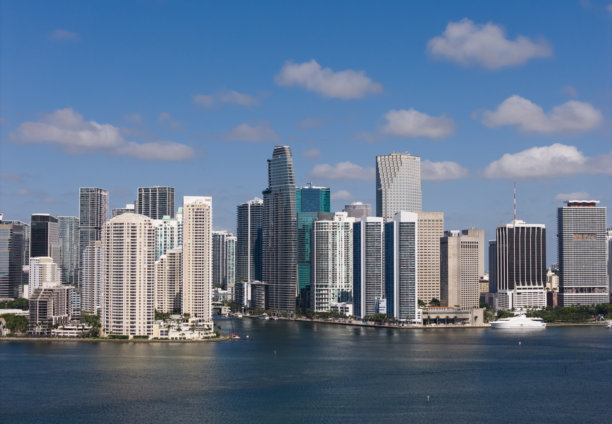 迈阿密市中心布里克尔天际线鸟瞰图。现代摩天大楼矗立在比斯坎湾之上。迈阿密金融区的风景全景。图片下载