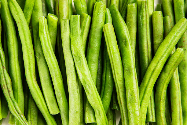 新鲜的生青豆，作为一种健康的食材，适合作为开胃菜，摆放在桌上，俯视角度，有复古风的背景，并留有复制空间，是生酮和旧石器饮食、素食和纯素食的理想选择。图片下载