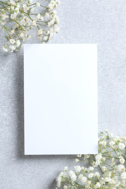 灰色背景下满天星花和纸卡的俯视照片，带有空白空间图片下载