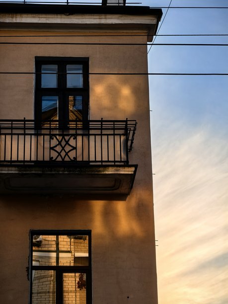 夕阳下的美丽城市，城市里的晴天，城市的美丽照片，窗户上阳光的倒影，布列斯特街头的房屋，布列斯特，街道，美好的一天，好天气，布列斯特美照，城市美照图片下载