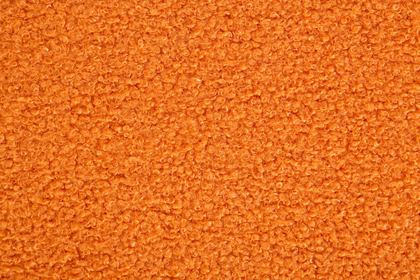 复古风格的宽大布艺软包扶手椅，配有木质椅腿，孤立在白色背景上图片下载