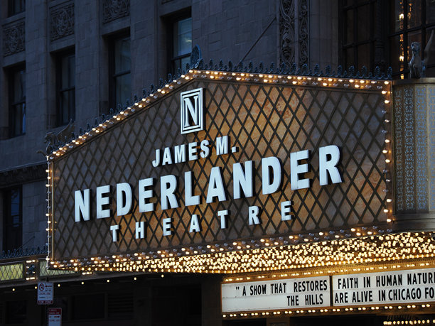 装饰着复古灯泡的詹姆斯·M·尼德兰德剧院历史悠久的标志性入口灯牌图片下载
