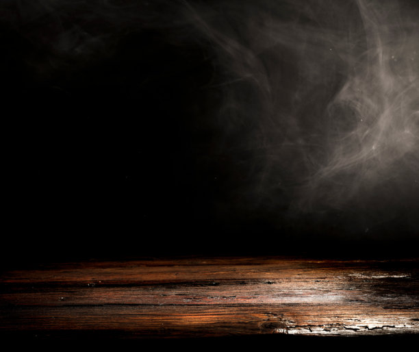 戏剧性的黑暗场景，聚光灯照亮木地板，营造出神秘的氛围，非常适合恐怖场景或产品展示照片图片下载
