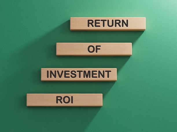 投资回报率，ROI。字母立方体木块拼出ROI单词。木立方体。复制空间。在绿色背景上的3D渲染。图片下载