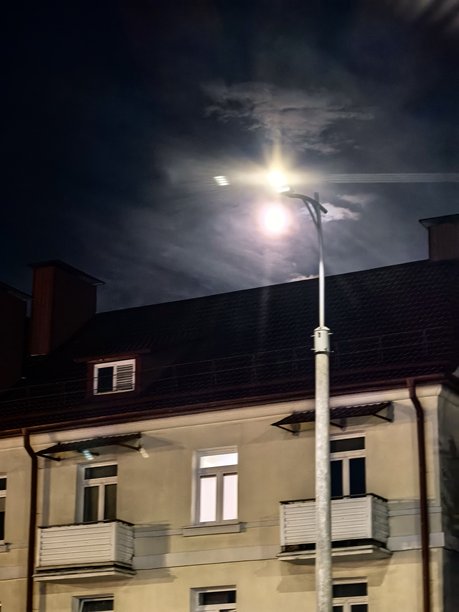 夕阳下的美丽城市，城市里的晴天，城市的美丽照片，阳光在窗户上的倒影，布列斯特街道上的房屋，布列斯特，街道，美好的一天，好天气，布列斯特美照，城市美照图片下载