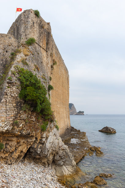 布德瓦城堡的垂直海岸景观照片。一座古老的石头堡垒图片下载