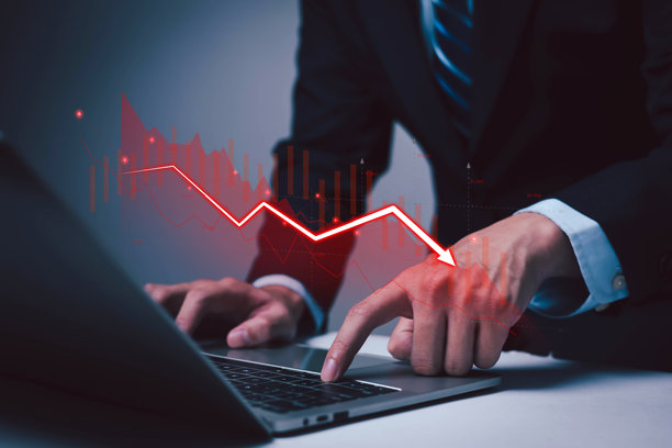 男子使用笔记本电脑。全球商业危机与衰退趋势。衰退是指金融股票或股市的经济下滑概念。图片下载