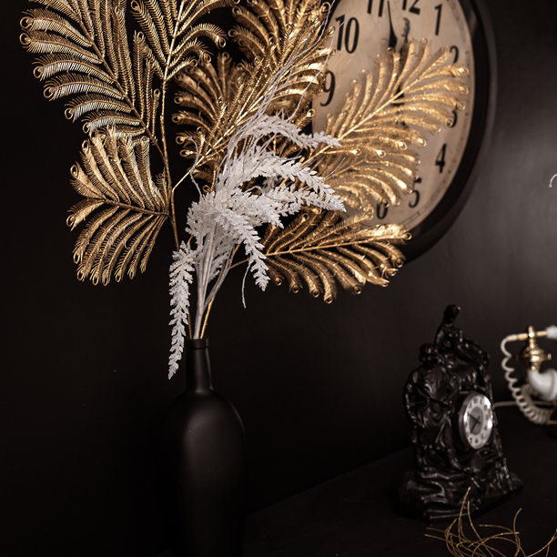 壁炉架上的室内设计花瓶、鲜花、蜡烛、时钟和老式复古电话。老式复古风格的室内图像。图片下载