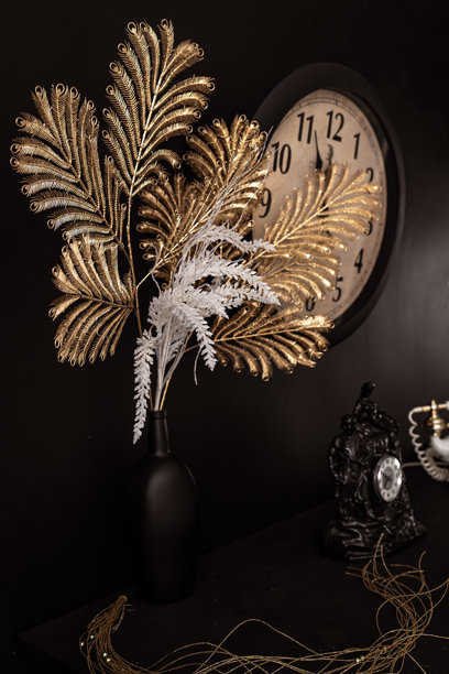 壁炉架上的室内设计花瓶，配有鲜花、蜡烛、时钟和老式复古电话。复古风格的老式室内图像。图片下载