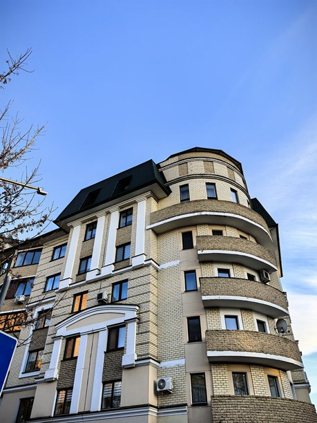 日落时分的城市美景，城市里的晴天，城市的美丽照片，阳光映照在窗户上，布列斯特的街道房屋，布列斯特，街道，美好的一天，好天气，布列斯特美照，城市美照图片下载