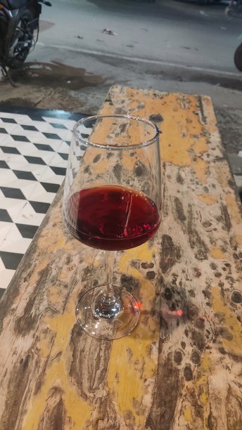 品酒。一杯红酒 - 高清图库照片图片下载