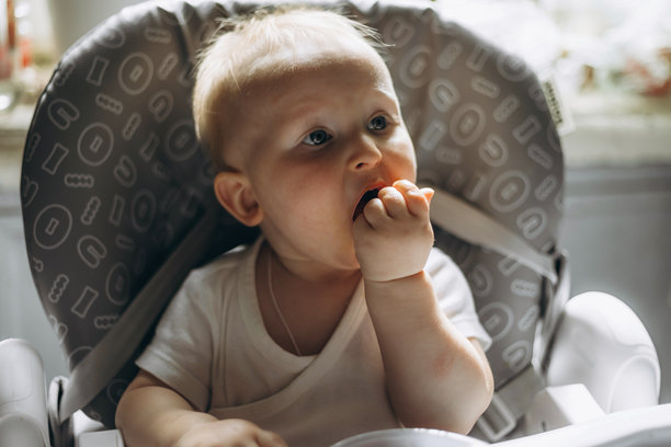 小宝宝在吃辅食图片下载