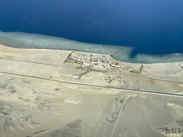 高空俯瞰红海豪华度假村与海滩图片下载