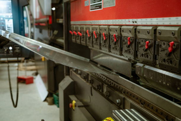 数控折弯机正在加工金属面板。精密模具塑造每个部分。制造过程。钣金成型过程中的精确设置和恒定力。工厂里的金属弯曲机。图片下载