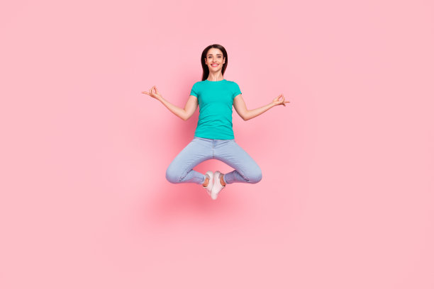 年轻女子全尺寸照片，快乐地跳跃冥想，在柔和的彩色背景上发出嗡嗡声，保持禅意，孤立。图片下载