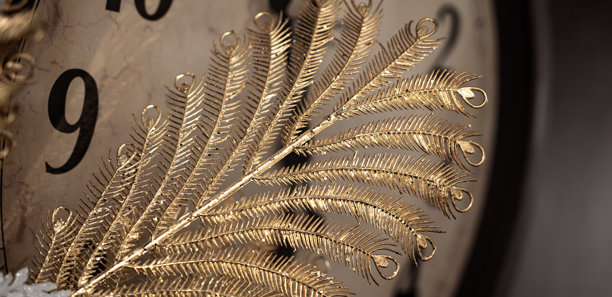 热带棕榈叶，背景为复古老式花卉图案图片下载