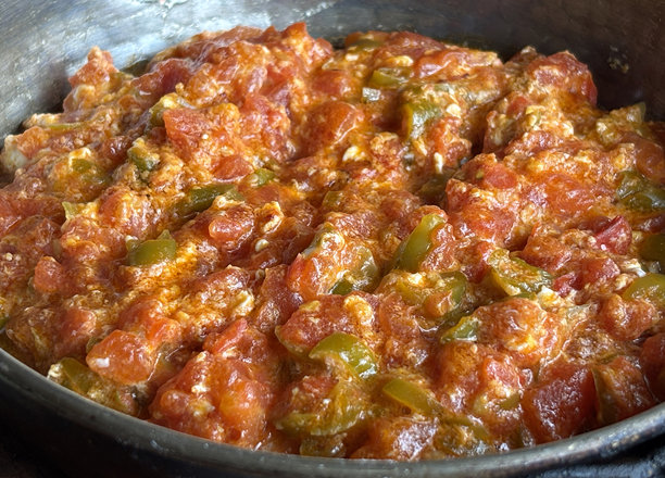 用鸡蛋、番茄和辣椒制作的土耳其煎蛋卷。图片下载