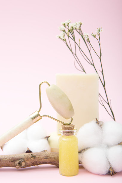 天然护肤组合，包含玉石滚轮和棉花。美容、自我护理和健康概念。竖构图照片图片下载