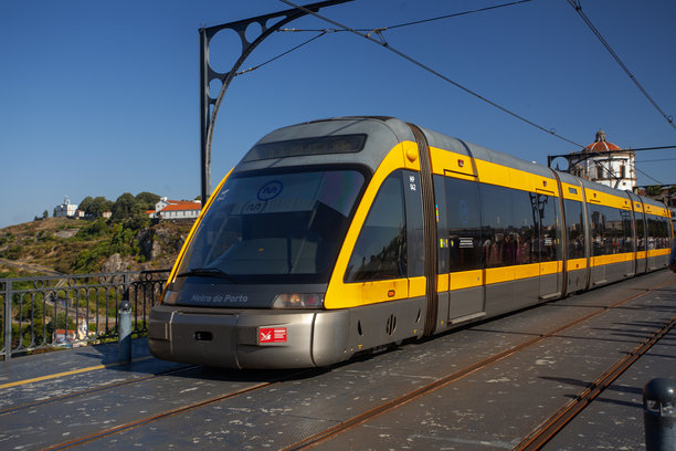 葡萄牙波尔图，波尔图地铁列车沿着Ponto do Freixo大桥行驶。该线路是波尔图地铁系统中的一条热门线路。图片下载
