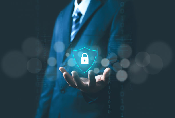 这张图片代表网络安全，展示了一个商人在数字背景中手持盾牌和钥匙的符号，强调了保护数据和系统免受在线攻击的必要性。图片下载