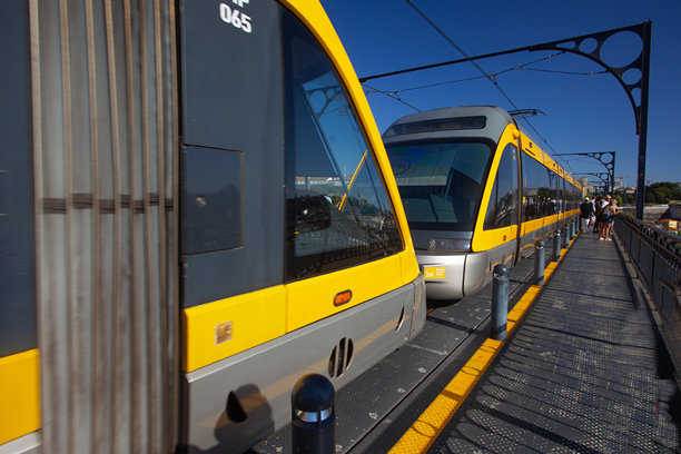 葡萄牙波尔图，波尔图地铁列车沿着Ponto do Freixo大桥行驶。该线路是波尔图地铁系统中的一条热门线路。图片下载