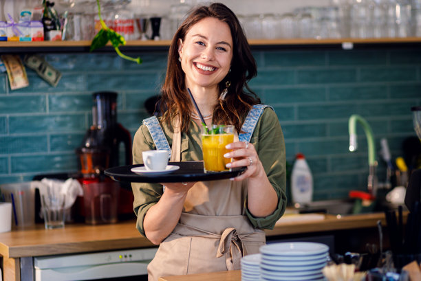 咖啡店女店员站在柜台后面拍摄肖像照图片下载