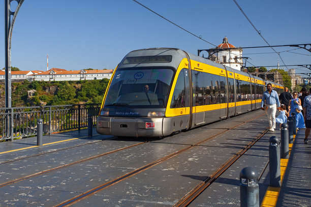 葡萄牙波尔图，波尔图地铁列车沿着Freixo码头大桥运行。该线路是波尔图地铁系统中的一条热门线路。图片下载