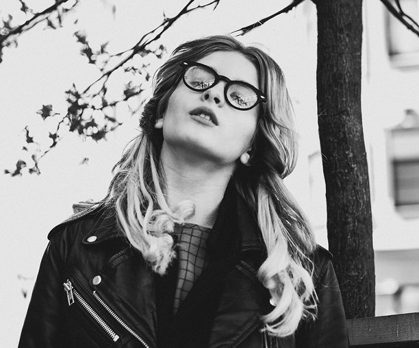 年轻女子在城市，夏季，黑白照片图片下载